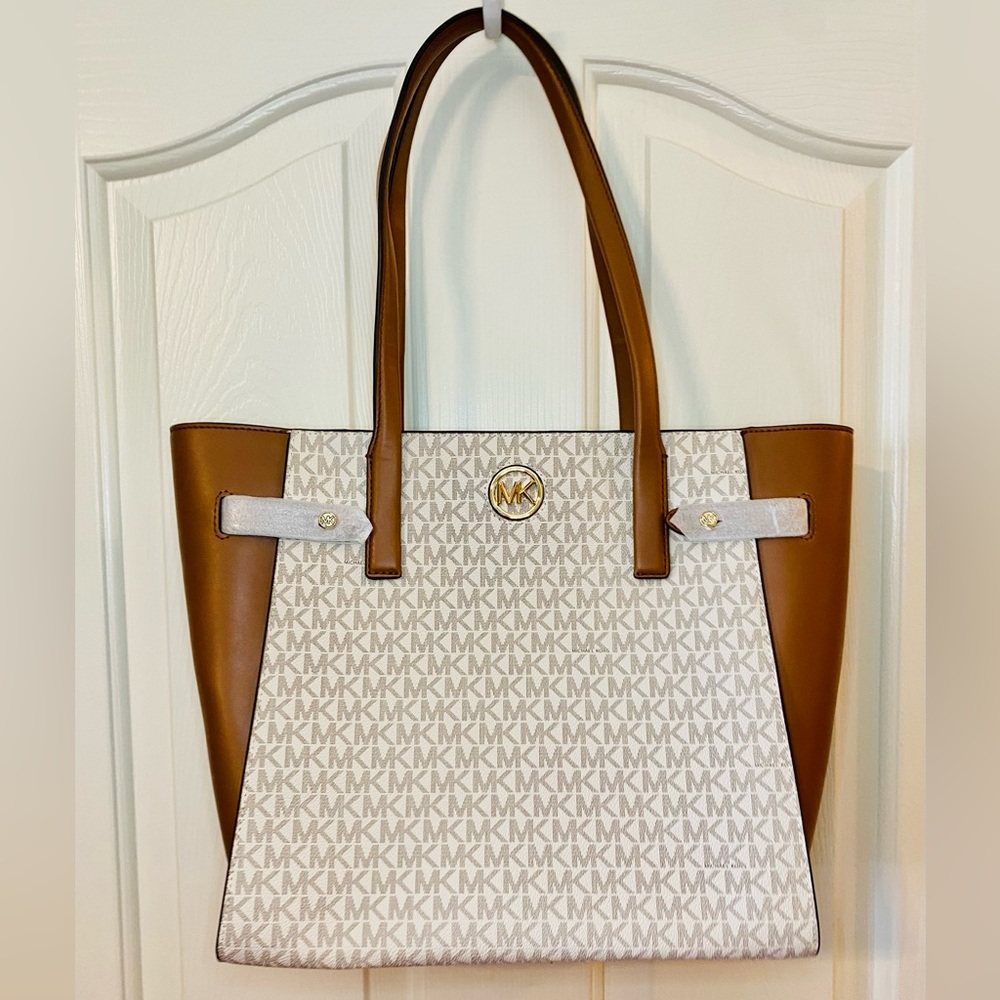 NEW! Michael Kors Vanilla MK Signature Large Carmen Logo Tote - Picture 4 of 13